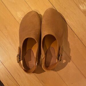 Bryr clogs Daphne in Cedar